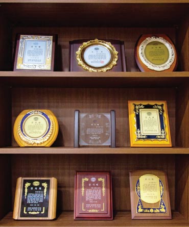 Various plaques and appreciation plaques